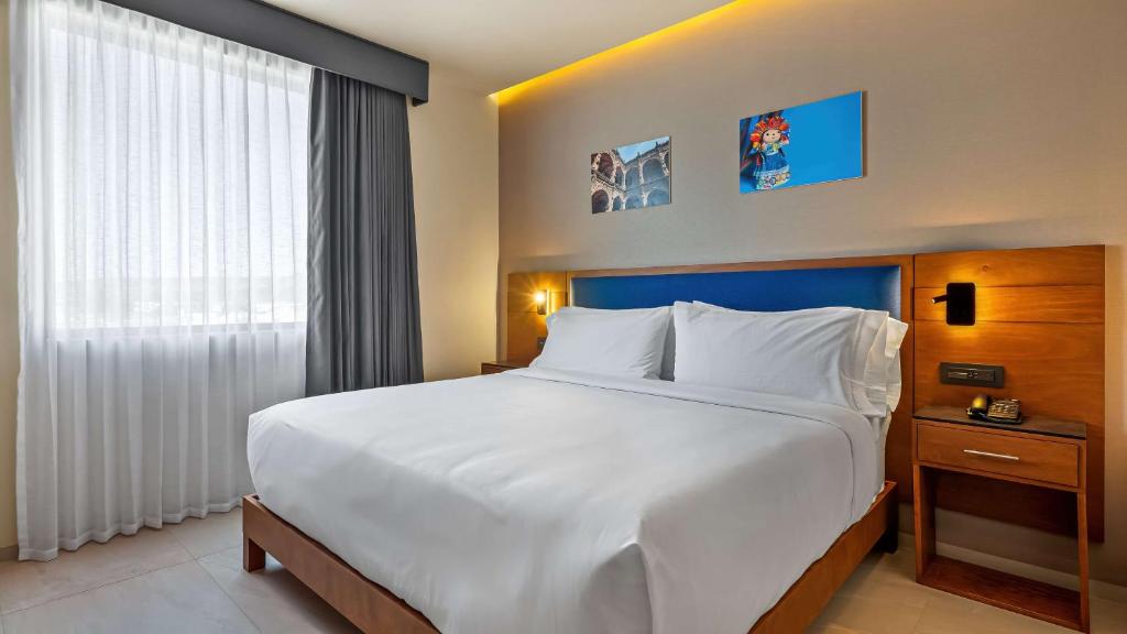 Postel nebo postele na pokoji v ubytování Hampton By Hilton Queretaro Juriquilla