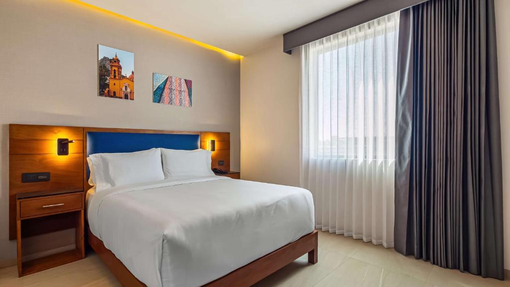 Postel nebo postele na pokoji v ubytování Hampton By Hilton Queretaro Juriquilla