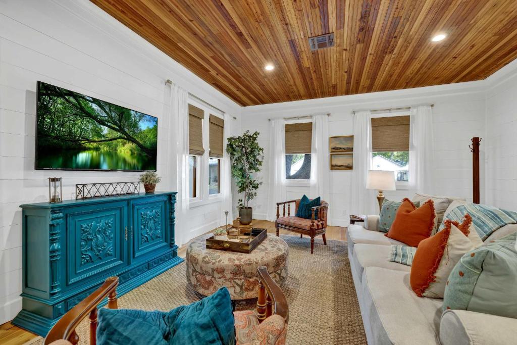 Μια τηλεόραση ή/και κέντρο ψυχαγωγίας στο Das Sweet Peach - Fire Pit & Close to Main St