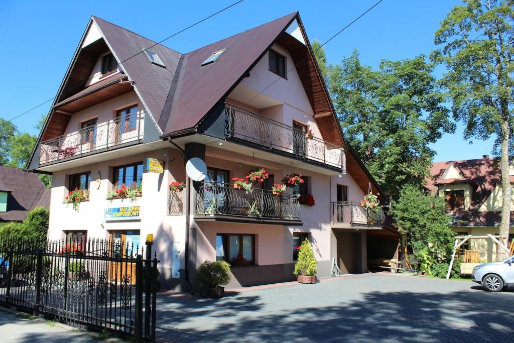 ゾンプにある"U Krzysiaka" Apartament typu Studioのバルコニー付きの大きな家