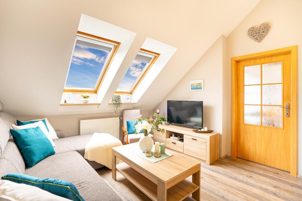 TV a/nebo společenská místnost v ubytování Spacious Budweis Nature Apartment