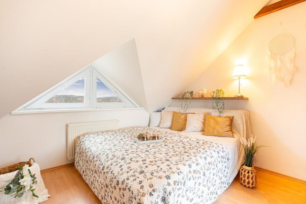 Postel nebo postele na pokoji v ubytování Spacious Budweis Nature Apartment