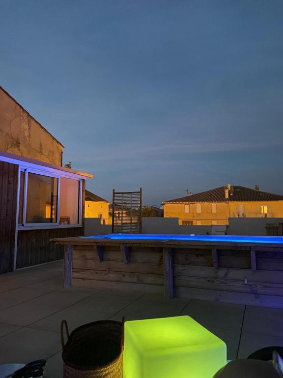 une piscine sur le toit d'une maison dans l'établissement La Novèla, Maison de Village Rooftop, à Port-la-Nouvelle