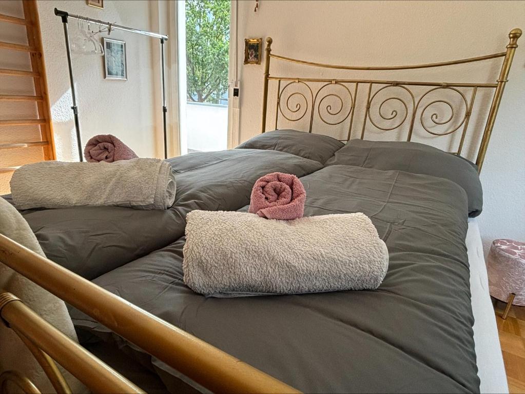 a bed with two towels on top of it at GartenOase in der Universitätsstadt 3 Zimmer Haus mit Parkplatz in Erlangen