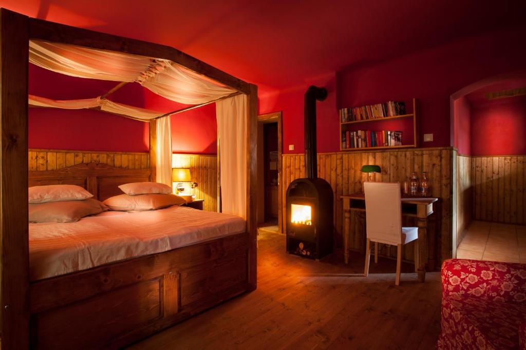 um quarto com uma cama e um fogão a lenha em Valea Verde Retreat Transilvania em Cund
