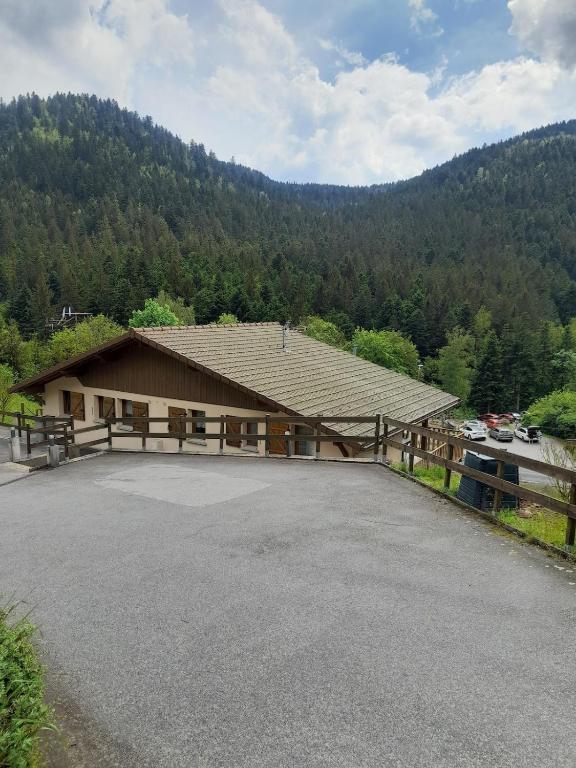 un bâtiment avec un parking en face d'une montagne dans l'établissement Les gites la Bresse 18 personnes, à La Bresse