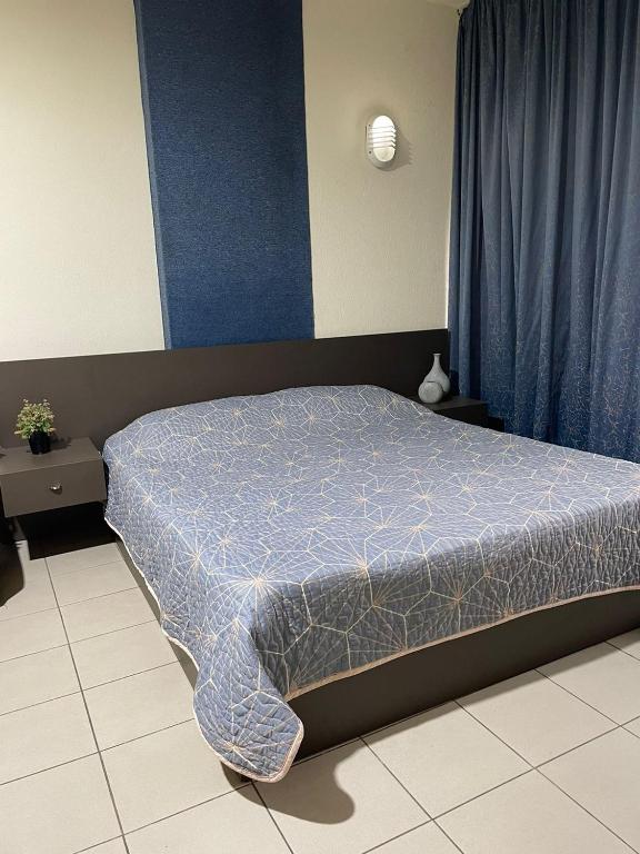 Postel nebo postele na pokoji v ubytování Loft in Siwar-Zouk- 2 minutes from hotel Le Royal-Dbayeh- by car