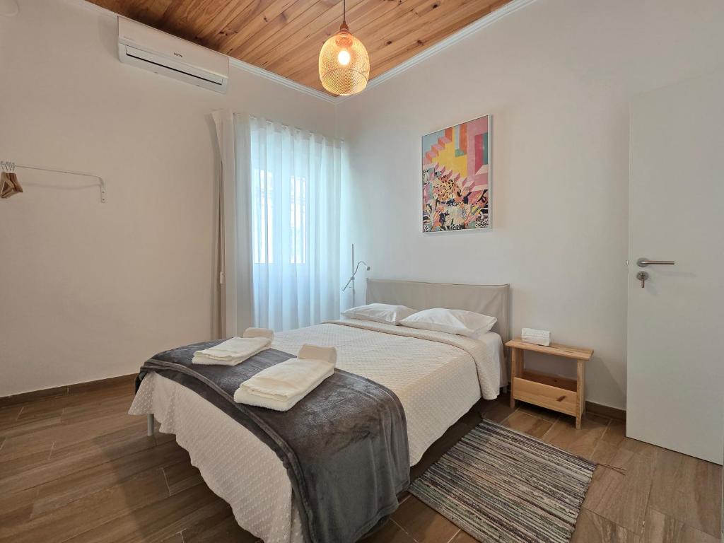 une chambre avec un grand lit dans une pièce dans l'établissement Casa Sebastião, à Faro