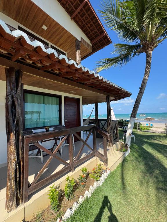 een huis op het strand met uitzicht op de oceaan bij Pousada Grandmar, Maragogi in Maragogi