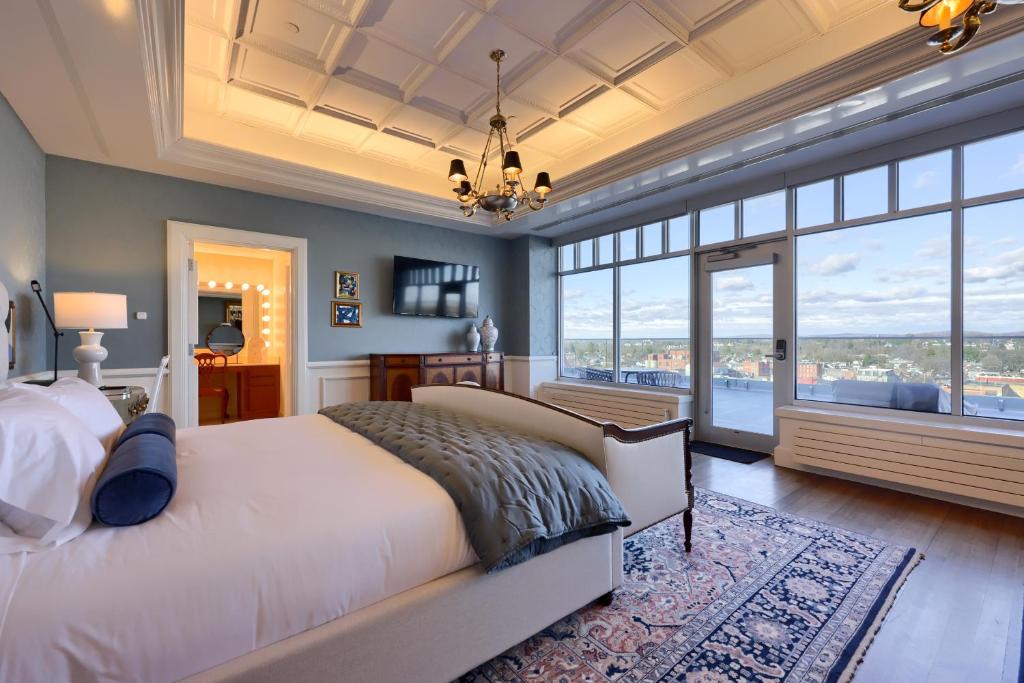 Postel nebo postele na pokoji v ubytování The Executive Suites and Events