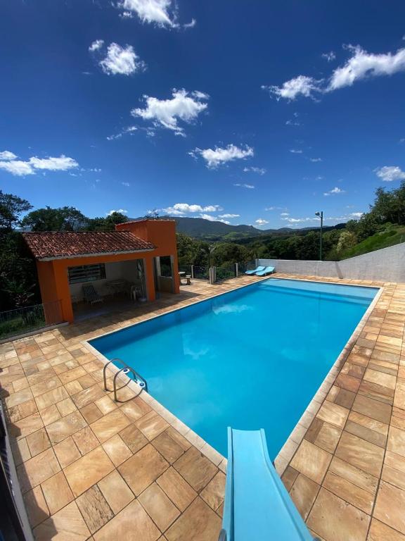 A piscina localizada em Casa ampla, 2 qtos, varanda, região de Extrema ou nos arredores