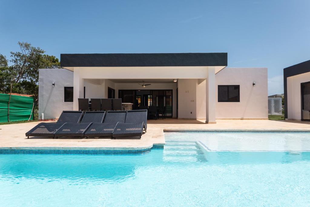 een zwembad met stoelen voor een huis bij Casa De lo Mio in Sosúa