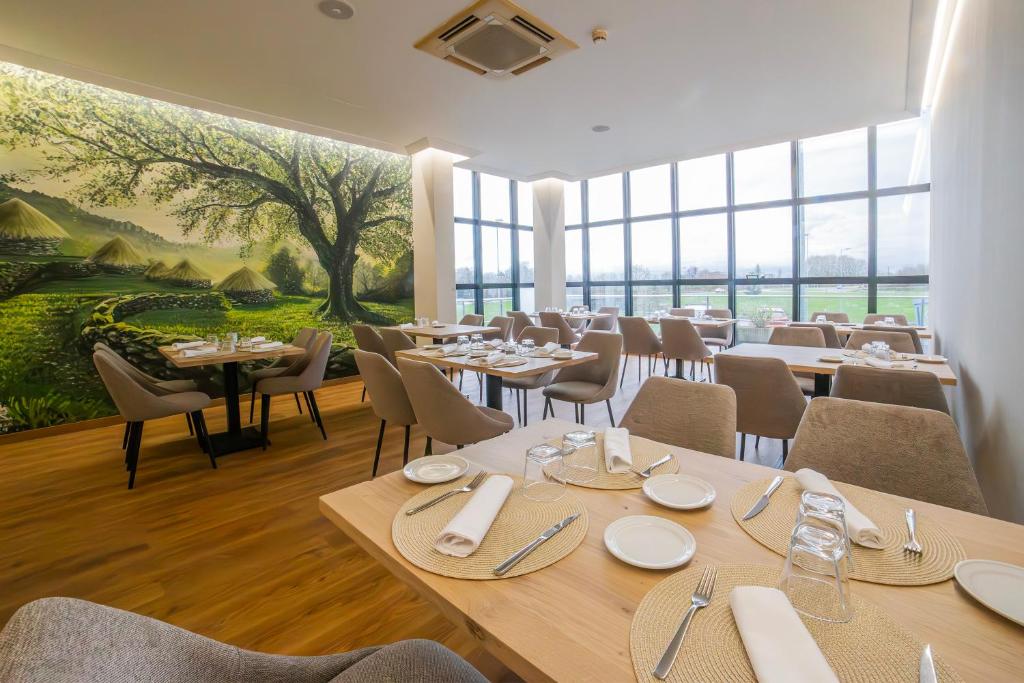 Un restaurante o sitio para comer en Hotel Auditorio Santiago & Spa