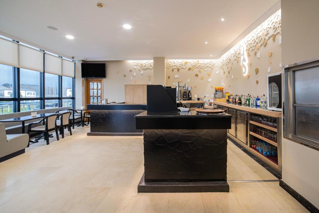 Una cocina o zona de cocina en Hotel Auditorio Santiago & Spa