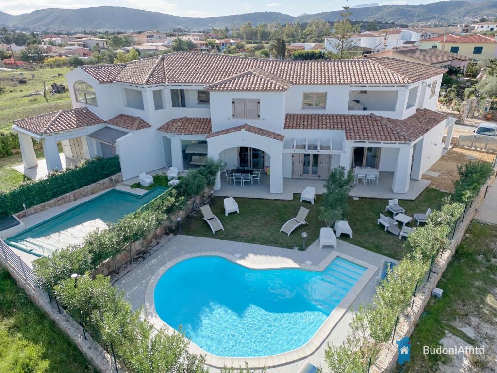 ブドーニにあるvilletta con piscina budoni affitti spiaggia 700 mtのスイミングプール付きのヴィラの空中ビュー