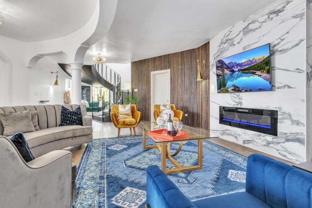 TV a/nebo společenská místnost v ubytování Mosaic luxury Villa