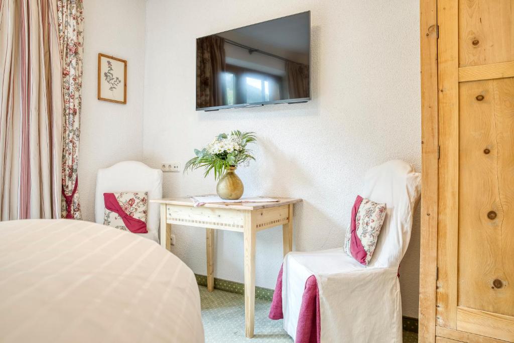 Televiisor ja/või meelelahutuskeskus majutusasutuses Hotel Edelweiß-Schlössl
