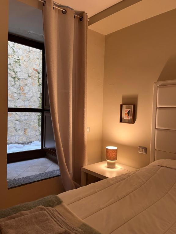 una camera da letto con un letto e una finestra di Residenza Fonticella a Rivisondoli