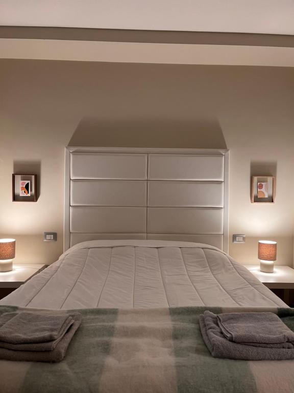 una camera da letto con un letto grande con due asciugamani sopra di Residenza Fonticella a Rivisondoli