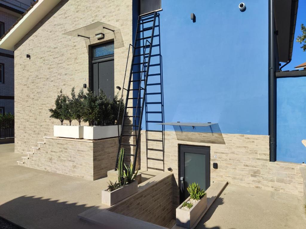 a brick house with a ladder on the side of it at Il quattro e l'otto in Rome