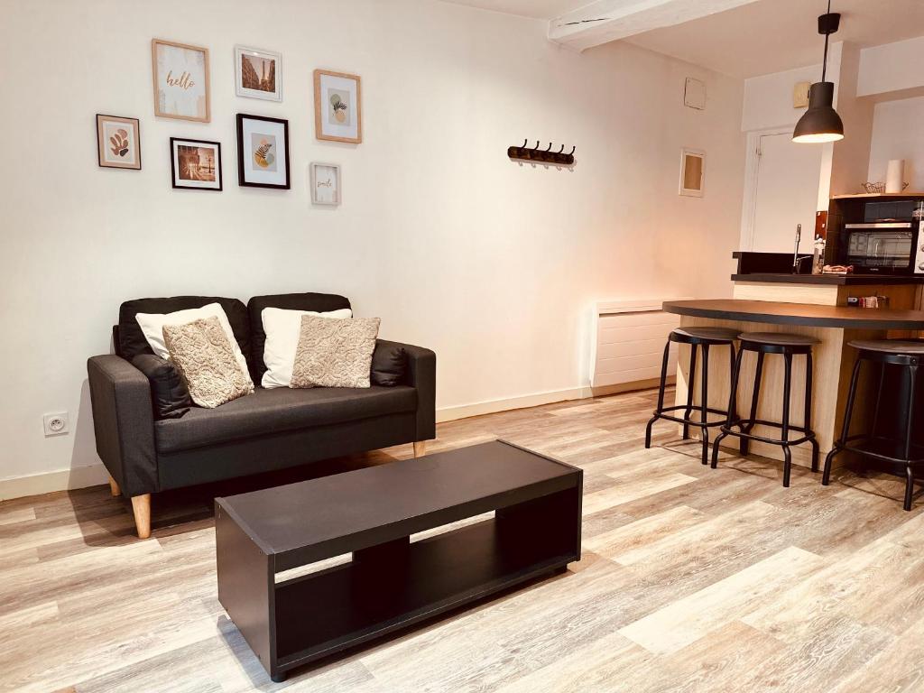 un soggiorno con un divano e un tavolo di H11 Petit duplex citadin a Vitré