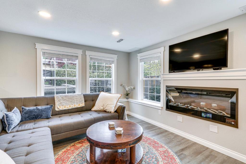 Μια τηλεόραση ή/και κέντρο ψυχαγωγίας στο Portland Vacation Rental Near Parks and Downtown!