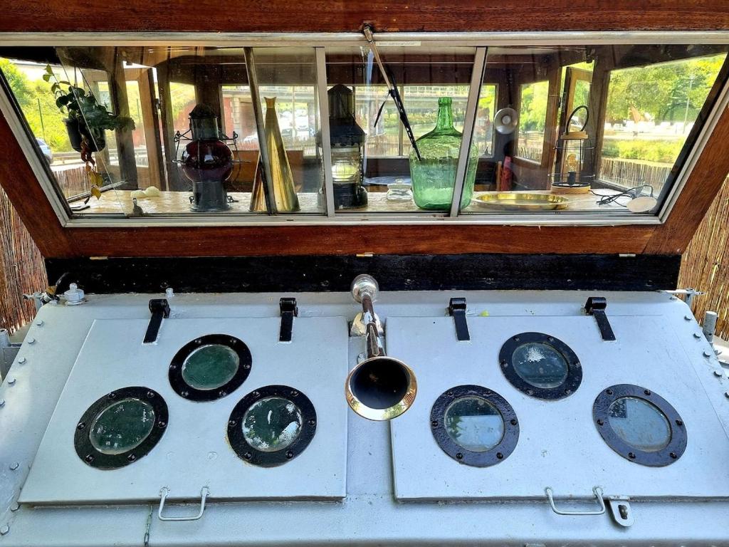 Köök või kööginurk majutusasutuses Péniche de charme avec jacuzzi sur canal du midi