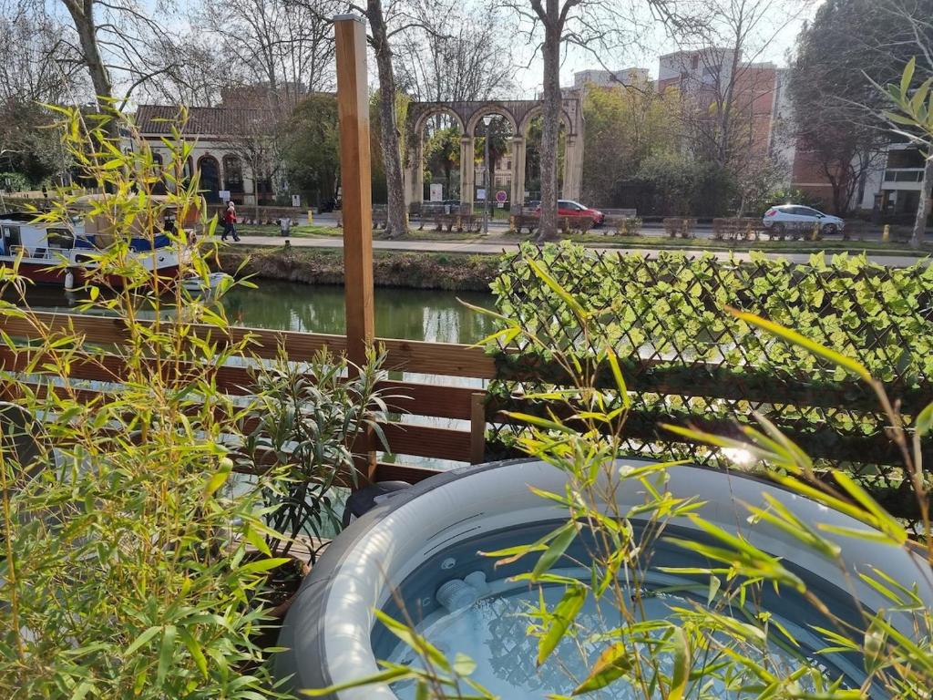 Aed väljaspool majutusasutust Péniche de charme avec jacuzzi sur canal du midi