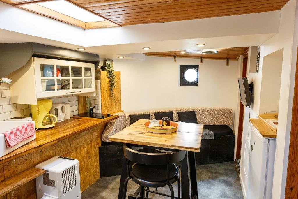 Köök või kööginurk majutusasutuses Péniche de charme avec jacuzzi sur canal du midi