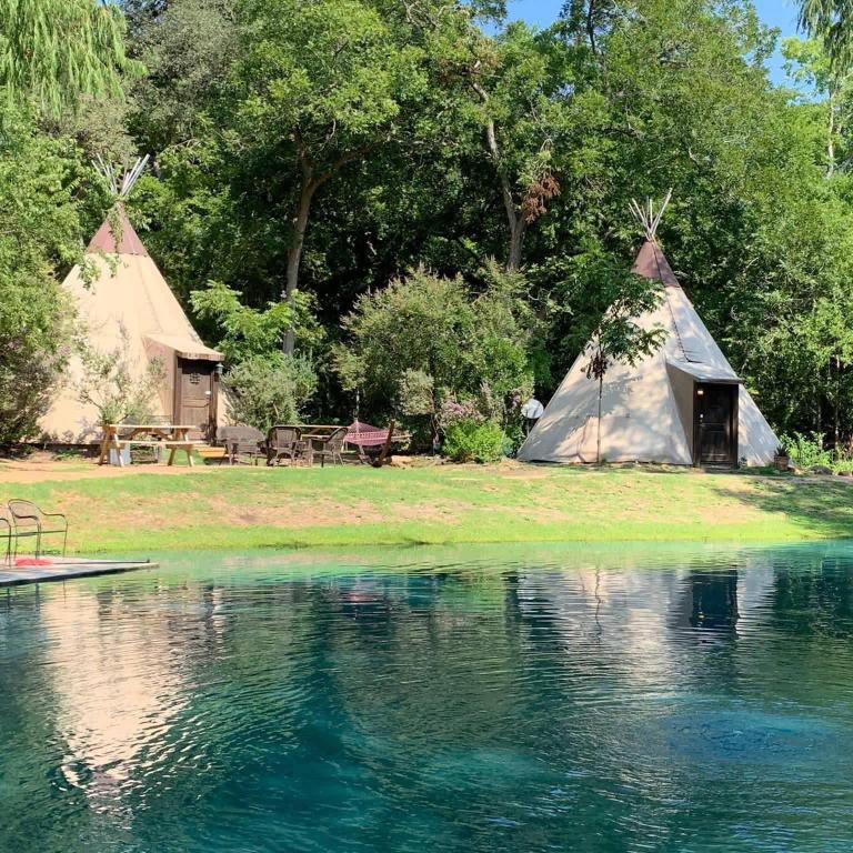 Fotografie z fotogalerie ubytování Waterfront Teepee 4 Soaring Eagle v destinaci Seguin