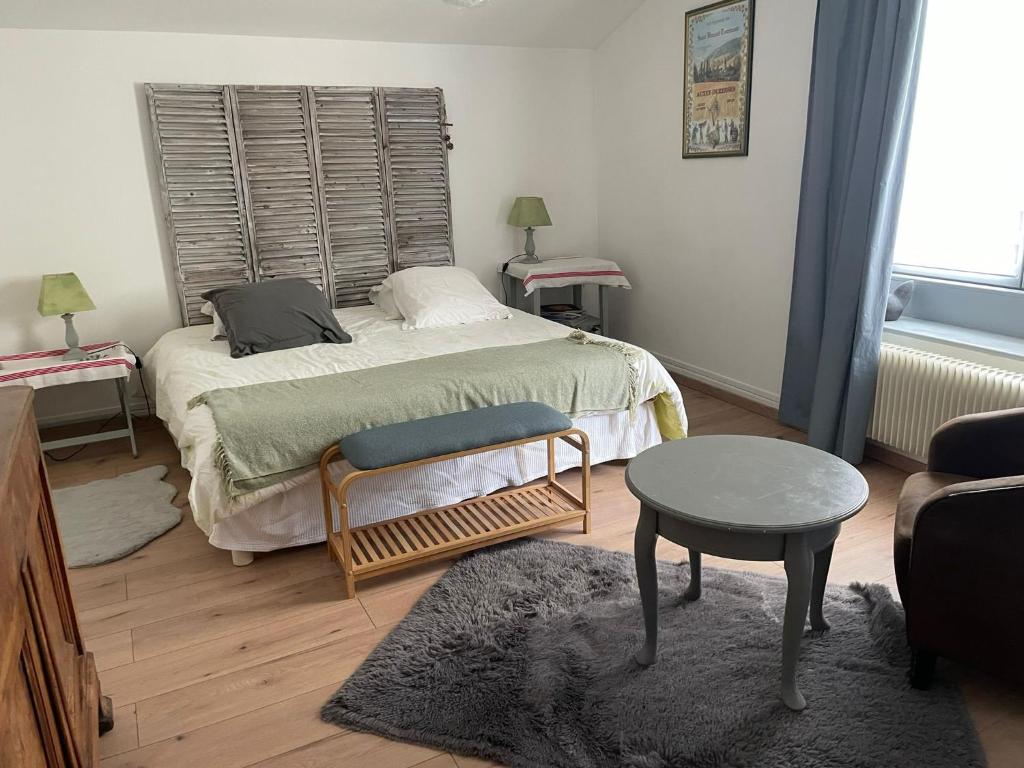 Postel nebo postele na pokoji v ubytování Les vrilles