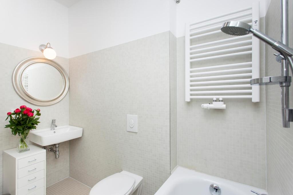 Lofty Torstr Apartments, 4 unique units from 1-3 bedrooms in Mitte, ideal for families & groups, from 2 up to 8 Guests - 8