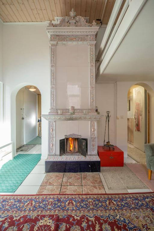 a fireplace in the middle of a living room at Kodikas Studio in Tampere