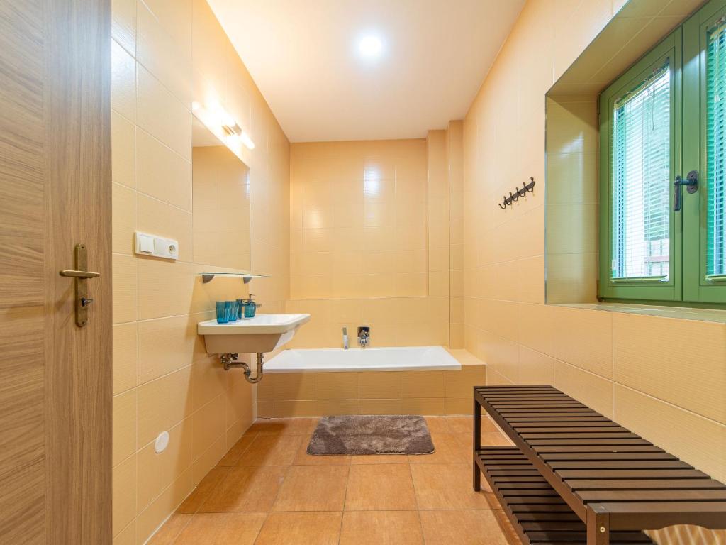 Koupelna v ubytování Holiday Home Klobasná by Interhome