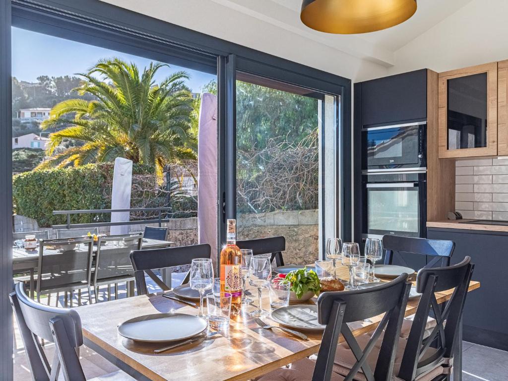une salle à manger avec une table et des chaises et une grande fenêtre dans l'établissement Holiday Home Maison Fabrégas by Interhome, à La Seyne-sur-Mer