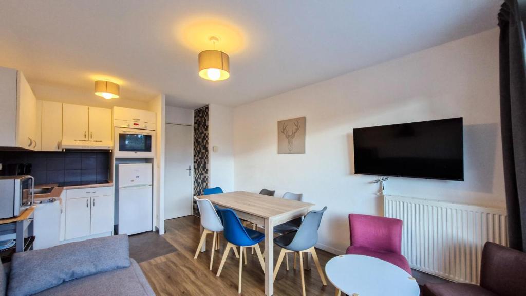 Televízia a/alebo spoločenská miestnosť v ubytovaní Résidence Les Pleiades - Appartement rénové · Centre station · Balcon · Parking couvert MAE-8234