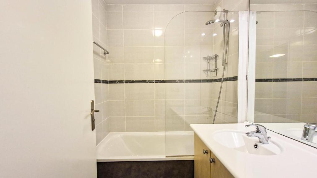 Kúpeľňa v ubytovaní Résidence Les Pleiades - Appartement rénové · Centre station · Balcon · Parking couvert MAE-8234