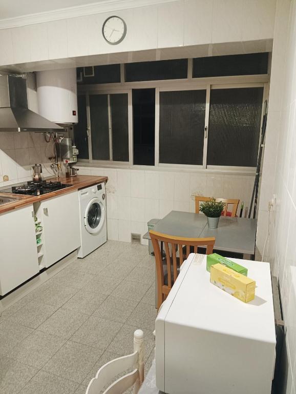 Kuchyňa alebo kuchynka v ubytovaní Habitaciones en Apartamento compartido DELICIAS ROOM Cerca del Mar, Aeropuerto, Ave y Metro
