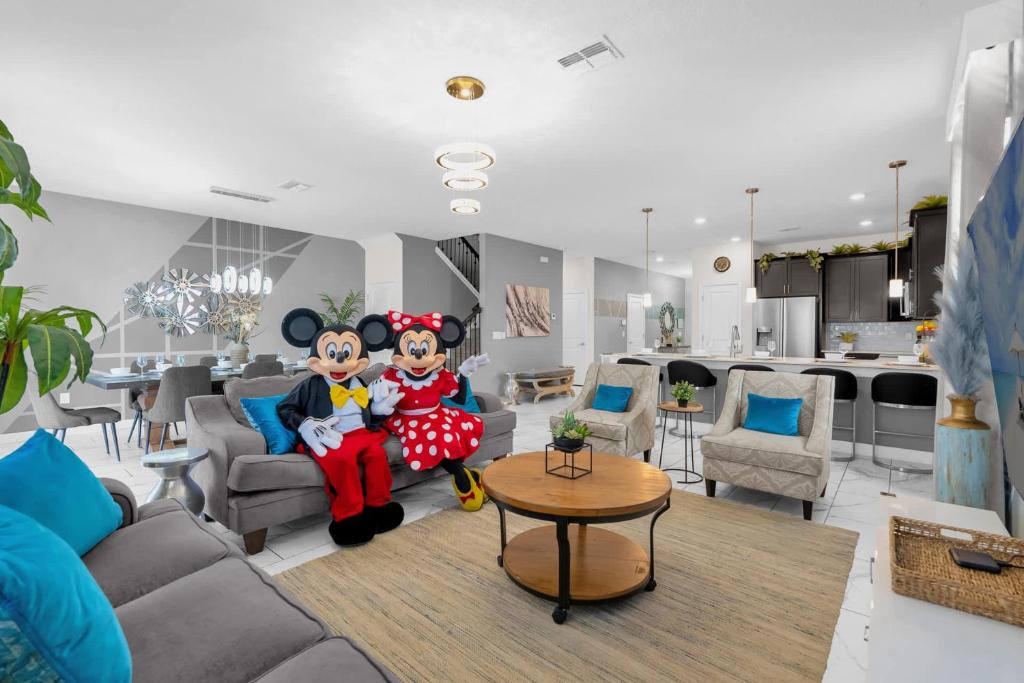 Posezení v ubytování Upstay 9BR Villa w Pool & Cinema - Epic Universe