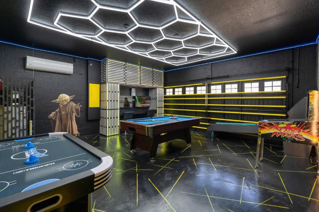 Herní místnost v ubytování Upstay 9BR Villa w Pool & Cinema - Epic Universe