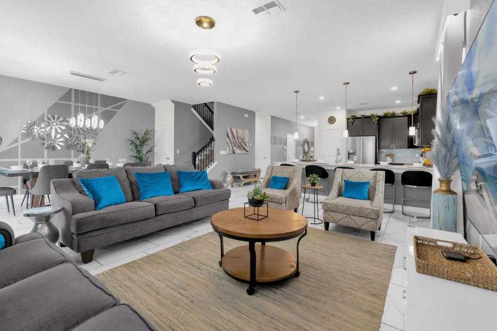 Posezení v ubytování Upstay 9BR Villa w Pool & Cinema - Epic Universe
