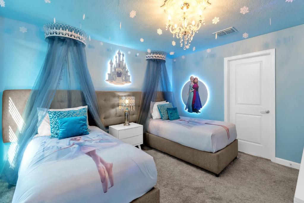 Postel nebo postele na pokoji v ubytování Upstay 9BR Villa w Pool & Cinema - Epic Universe