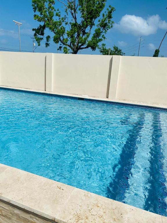 Bazén v ubytování Alladin suites hospitality service nebo v jeho okolí