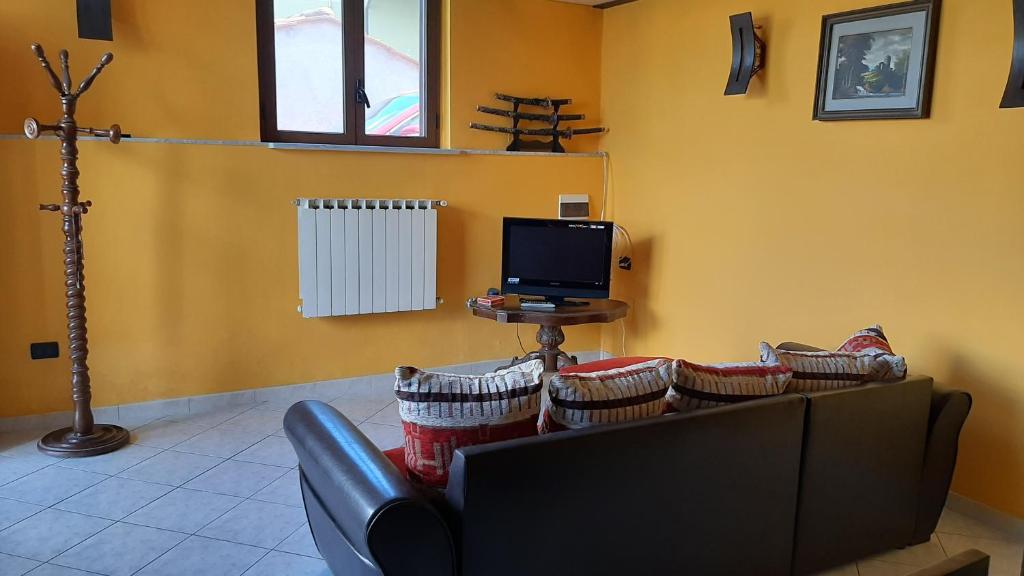 Televízia a/alebo spoločenská miestnosť v ubytovaní Appartamento con giardino e parcheggio riservato