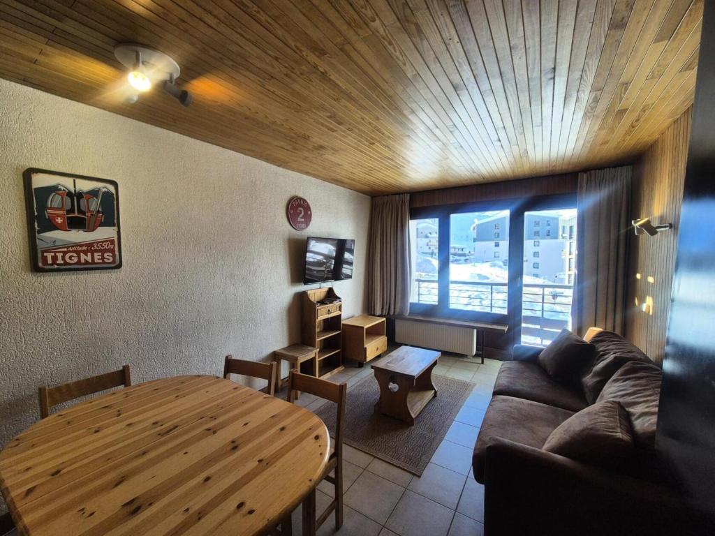 un salon avec un canapé et une table dans l'établissement Résidence Tufs - Appartement 2 pièces·Pieds des pistes MAE-0741, à Tignes
