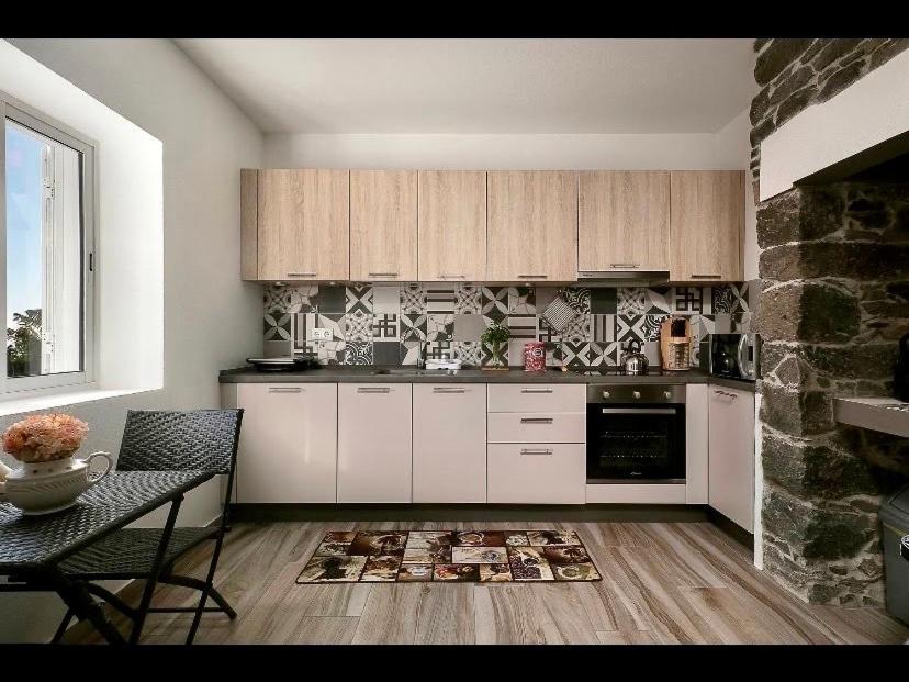 Kuchyň nebo kuchyňský kout v ubytování Casa Tiana Madeira
