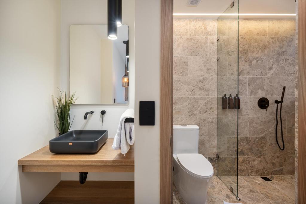 Koupelna v ubytování LIN Boutique Hotel by HOUSY HOST