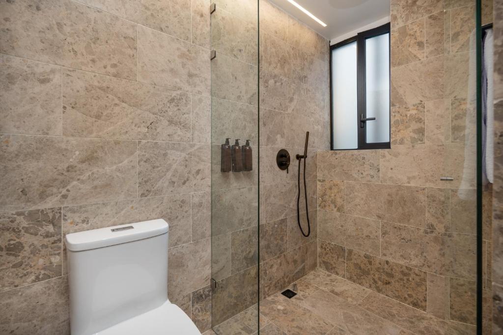 Koupelna v ubytování LIN Boutique Hotel by HOUSY HOST