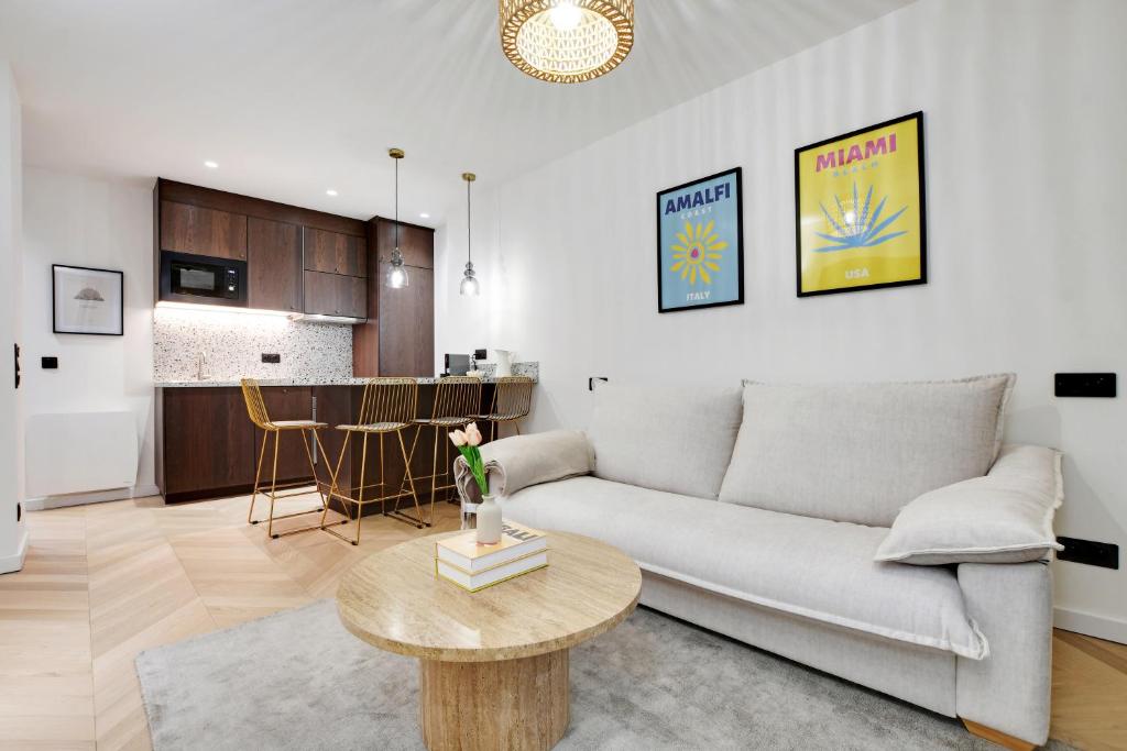 un salon avec un canapé et une table dans l'établissement Appartement de luxe à Boulogne, à Boulogne-Billancourt