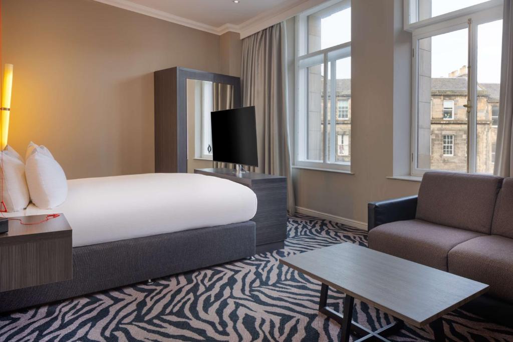 Postel nebo postele na pokoji v ubytování Doubletree by Hilton Edinburgh City Centre